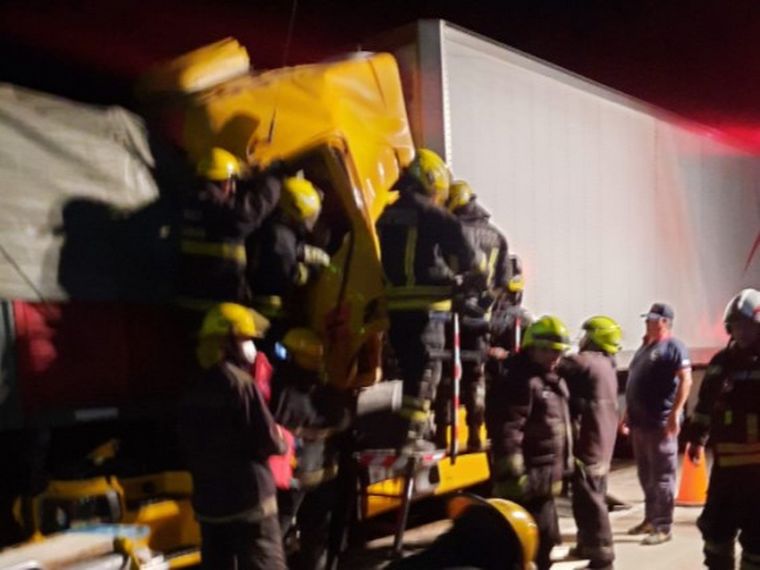 Chocaron dos camiones en la autopista Rosario - Córdoba