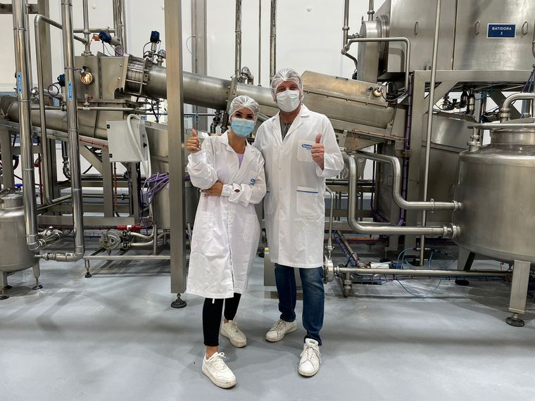 Guille y Agus, en la fábrica de Tonadita.