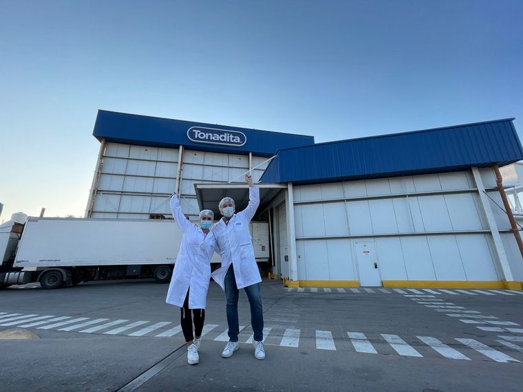 Guille y Agus, en la fábrica de Tonadita.