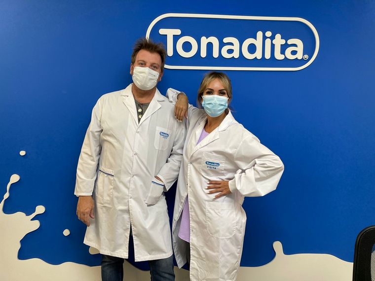 Guille y Agus, en la fábrica de Tonadita.