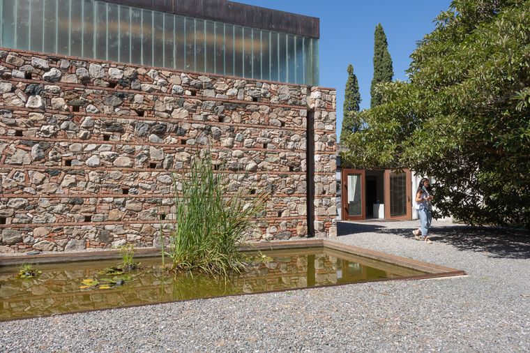 En el ingreso, un jardín verde estridente que contrasta con el hormigón del museo.