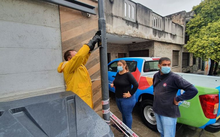 El contenedor encadenado a la farola.