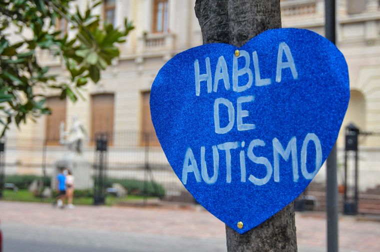 FOTO: Padres de niños con autismo se movilizaron para pedir que se respete la ley