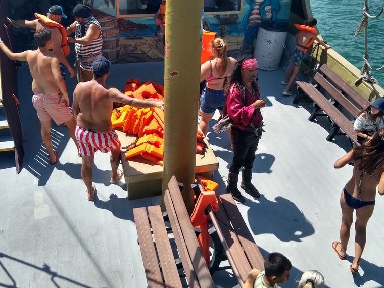FOTO: Orlandinho se tiró al mar desde un barco pirata en Brasil