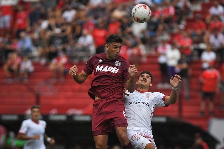 Huracán aprovechó su momento y derrotó a Lanús por 1-0.