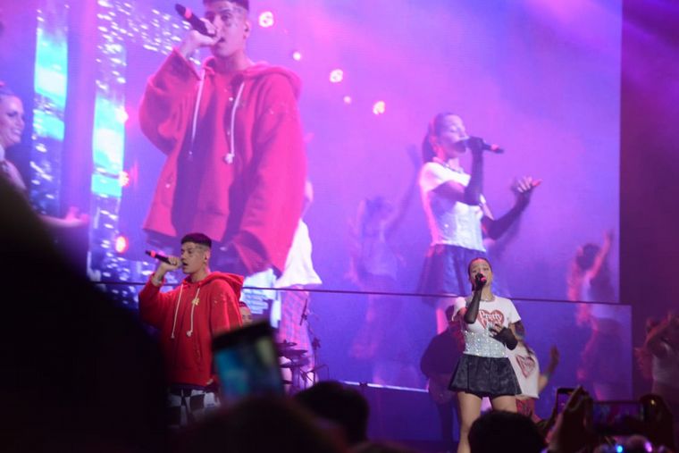 Emilia Mernes y Duki en Villa María