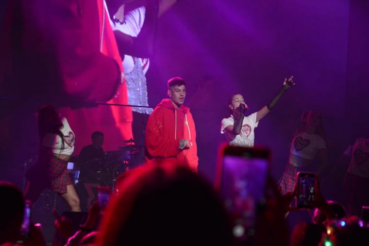 Emilia Mernes y Duki en Villa María