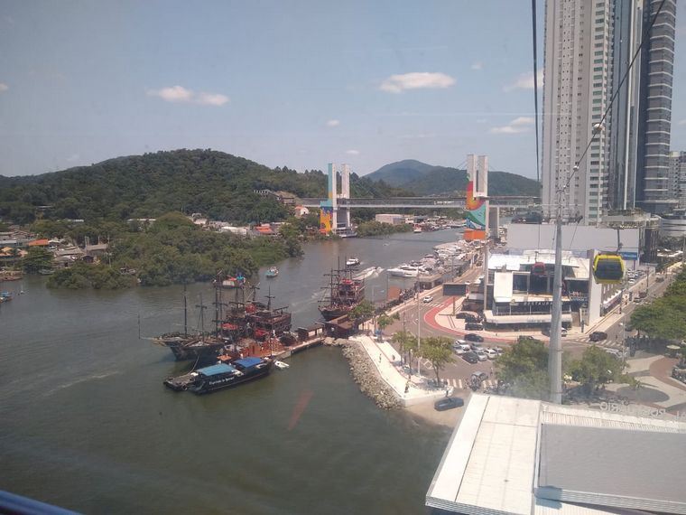 El puente que comunica ambos lados de Camboriú