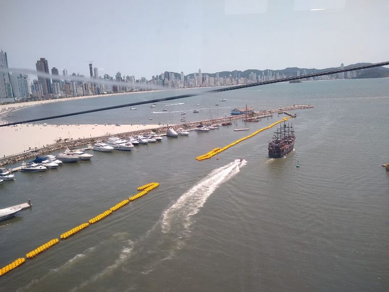 El puente que comunica ambos lados de Camboriú