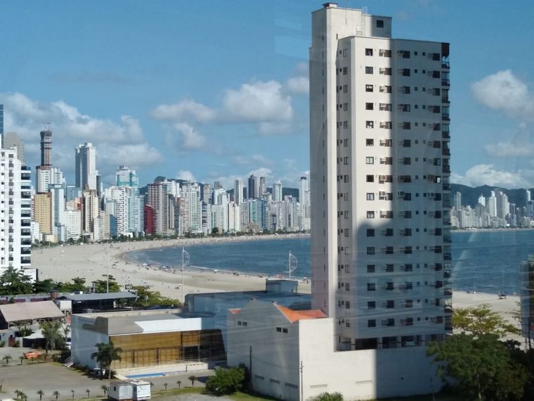 El puente que comunica ambos lados de Camboriú