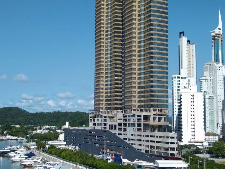 El puente que comunica ambos lados de Camboriú