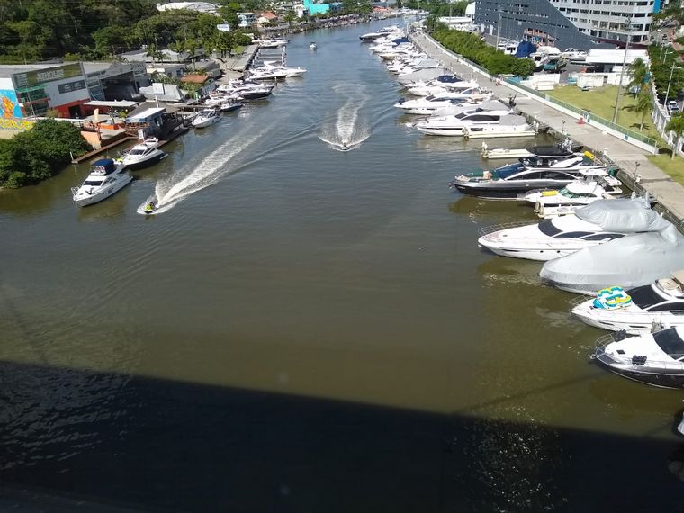 El puente que comunica ambos lados de Camboriú