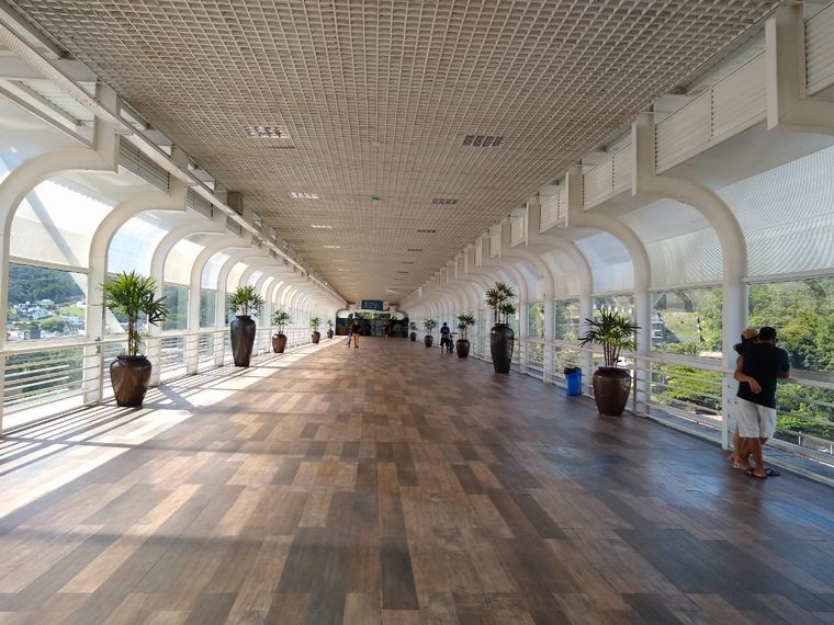 El puente que comunica ambos lados de Camboriú