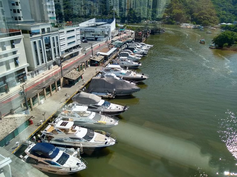 El puente que comunica ambos lados de Camboriú
