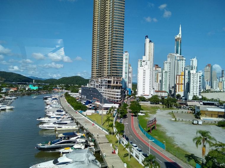 El puente que comunica ambos lados de Camboriú