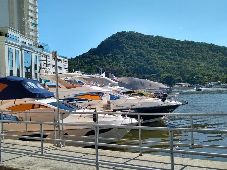 El puente que comunica ambos lados de Camboriú