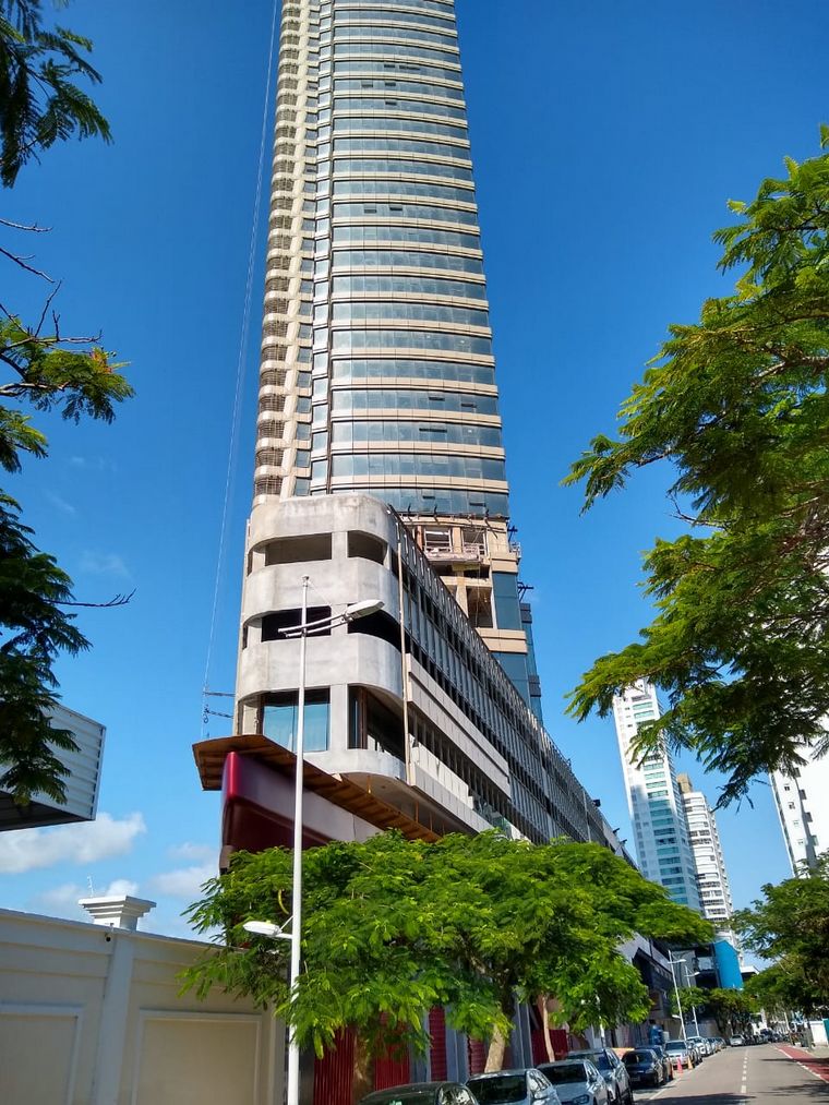 El puente que comunica ambos lados de Camboriú