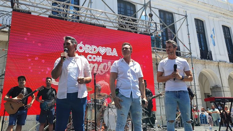 Destino San Javier le cantó a los enamorados en el Cabildo de Córdoba.