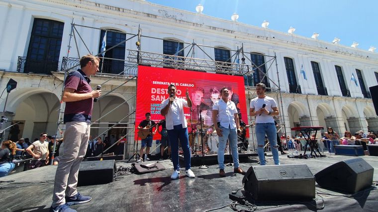 Destino San Javier le cantó a los enamorados en el Cabildo de Córdoba.
