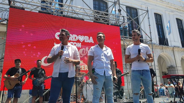 Destino San Javier le cantó a los enamorados en el Cabildo de Córdoba.