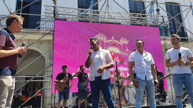 Destino San Javier le cantó a los enamorados en el Cabildo de Córdoba.