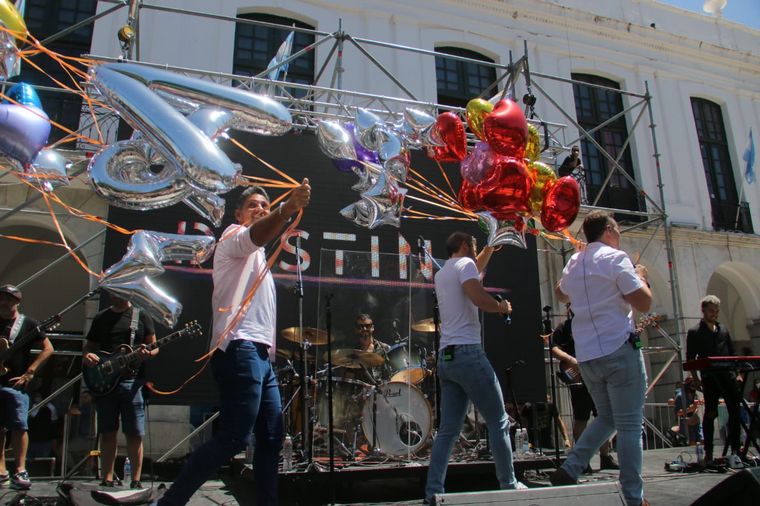 Destino San Javier le cantó a los enamorados en el Cabildo de Córdoba.