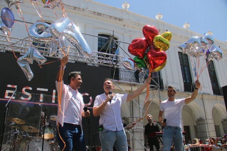 Destino San Javier le cantó a los enamorados en el Cabildo de Córdoba.