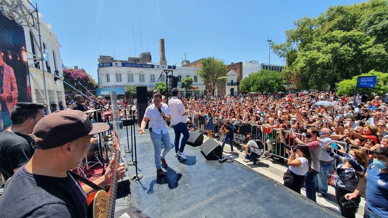 Destino San Javier le cantó a los enamorados en el Cabildo de Córdoba.