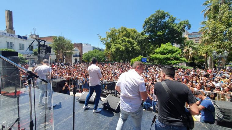 Destino San Javier le cantó a los enamorados en el Cabildo de Córdoba.