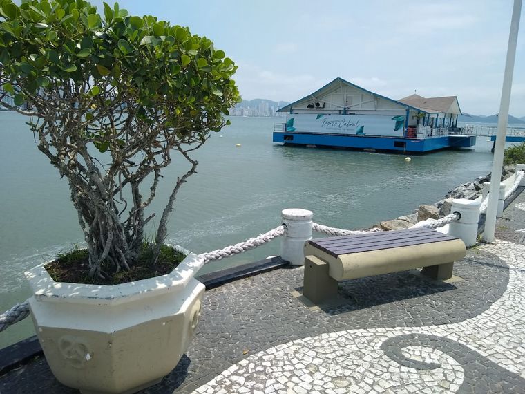 FOTO: Cómo es el restaurante flotante en las costas de Camboriú