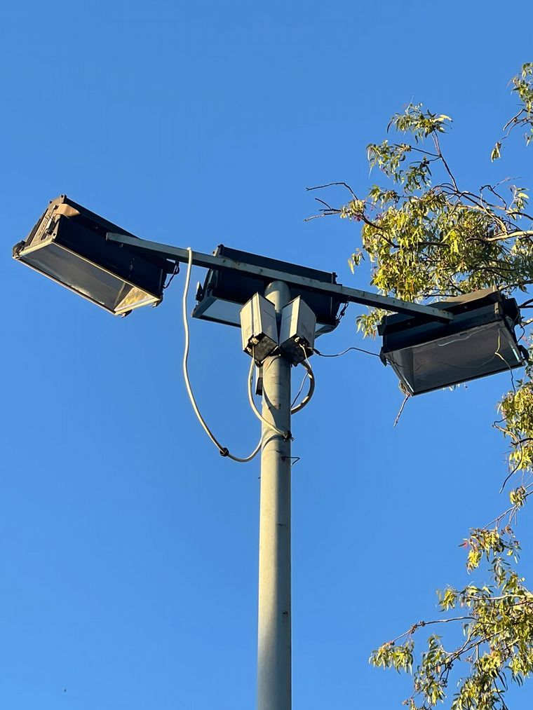FOTO: Alerta por postes electrificados en el Parque Sarmiento