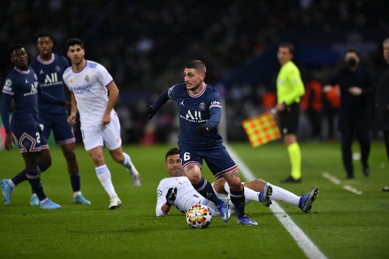Verratti, del PSG, se lleva la pelota ante la marca madridista (Foto: @PSG_espanol)