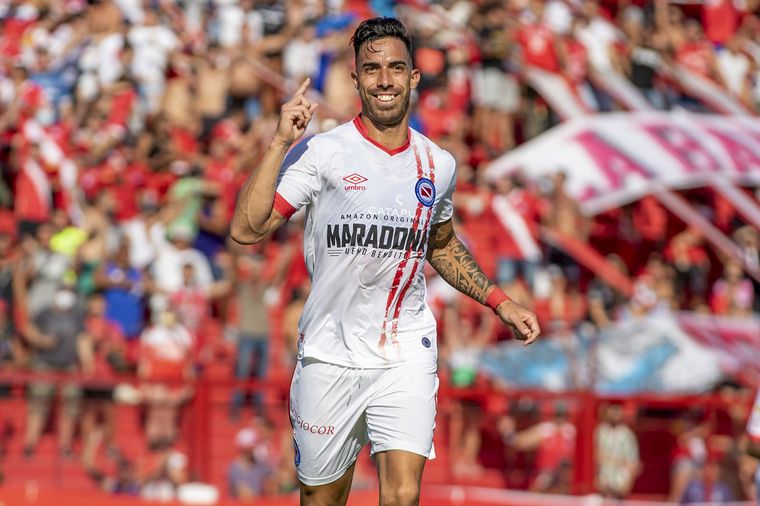 El paraguayo Gabriel Ávalos festeja el primer gol del "Bicho". 