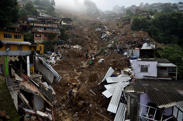 Al menos 94 muertos por derrumbes e inundaciones tras fuertes lluvias en Petrópolis.