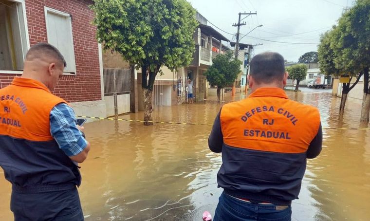 Al menos 94 muertos por derrumbes e inundaciones tras fuertes lluvias en Petrópolis.