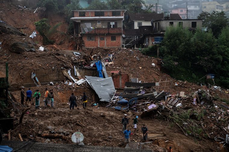 Al menos 94 muertos por derrumbes e inundaciones tras fuertes lluvias en Petrópolis.