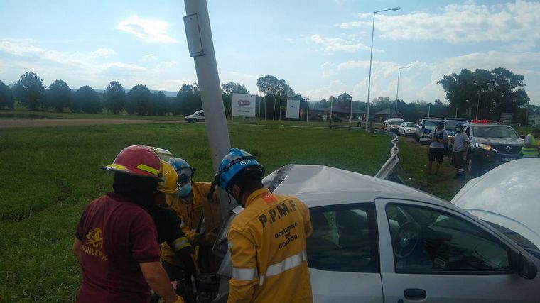 Auto dio varios giros e impactó contra un poste durante la tormenta de granizo.