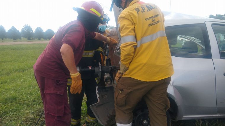 Auto dio varios giros e impactó contra un poste durante la tormenta de granizo.