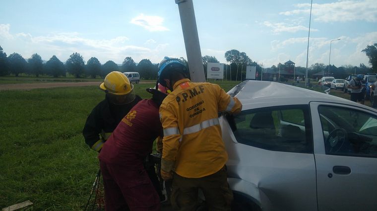 Auto dio varios giros e impactó contra un poste durante la tormenta de granizo.