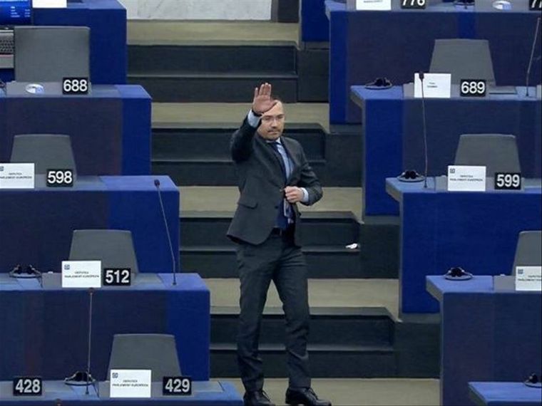 FOTO: Un diputado que hizo un saludo nazi en el Parlamento Europeo