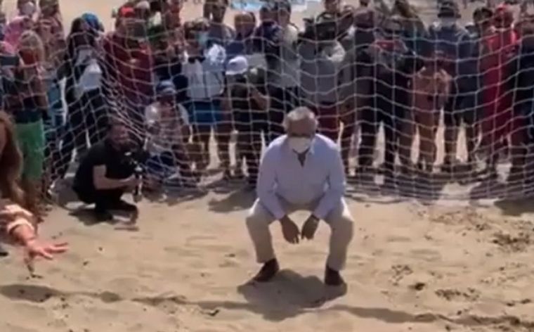 Alberto Fernández, como arquero en la playa.