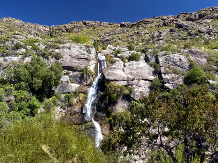 Un salto de agua de 100 metros para admirar. Foto: Mapio.net