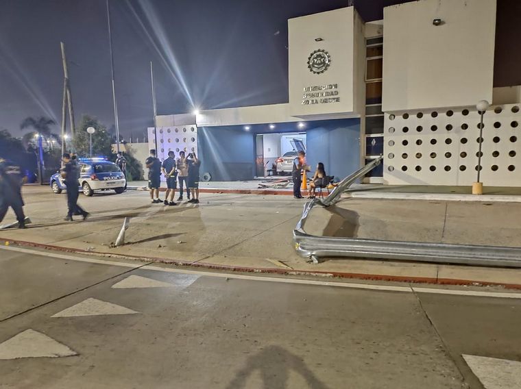 Un auto terminó dentro de una comisaría