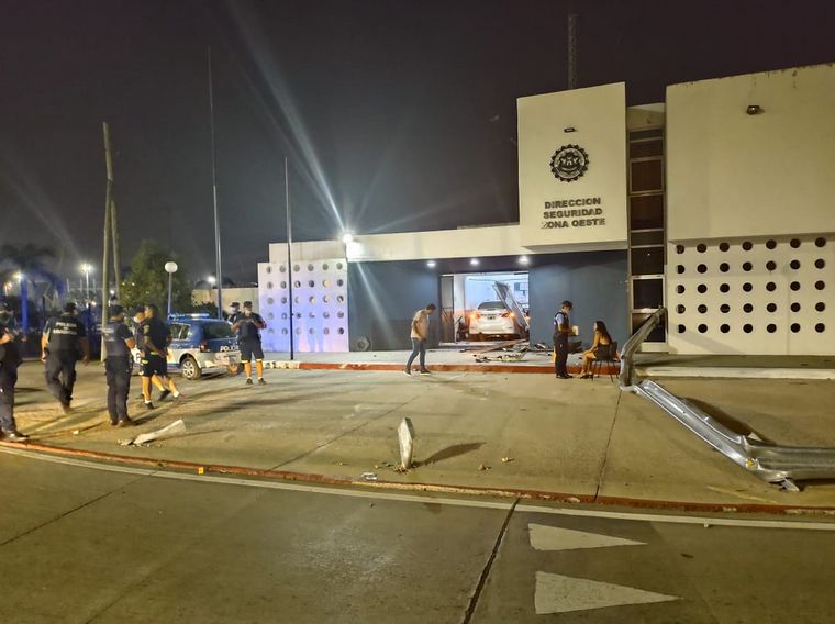 Un auto terminó dentro de una comisaría