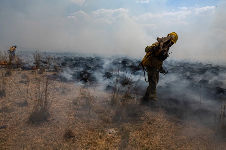 FOTO: Brigadistas de distintas provincias combaten los incendios en Corrientes. 