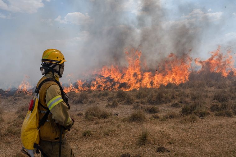 El fuego consumió casi el 10% de la provincia y se divisa desde Brasil.