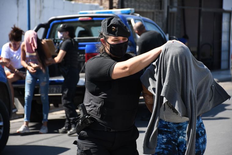 Atacaron a balazos una comisaria y un patrullero en Rosario.