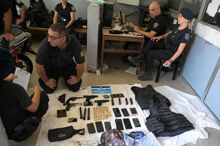 Atacaron a balazos una comisaria y un patrullero en Rosario.