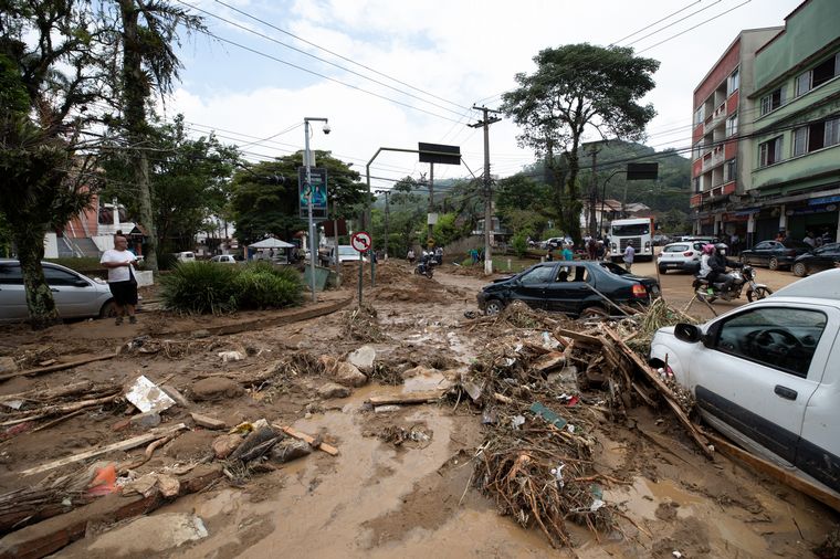 FOTO: Se eleva a 146 la cantidad de muertos por deslizamientos en Brasil