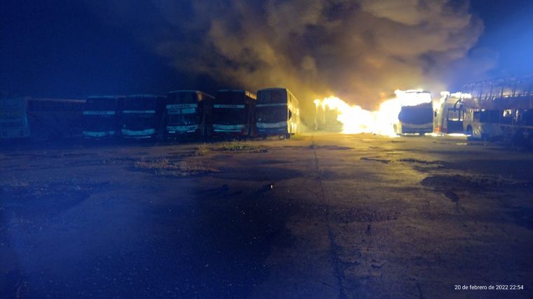 FOTO: Se incendiaron colectivos de la empresa Flecha Bus